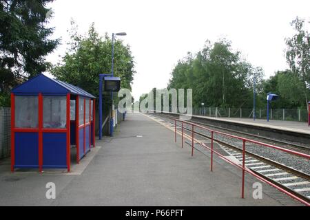 Vista generale delle piattaforme a stazione di Lapworth, Warwickshire, mostrando il rifugio di attesa e annunciatore di partenza. 2007 Foto Stock