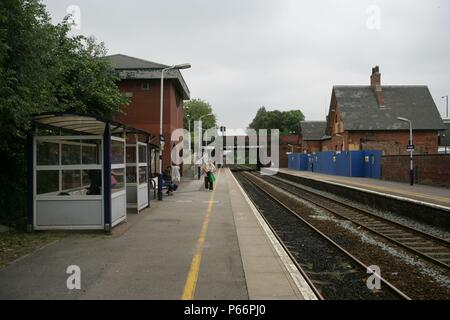 Vista generale delle piattaforme a Urmston stazione, Greater Manchester che mostra il rifugio di attesa. 2007 Foto Stock