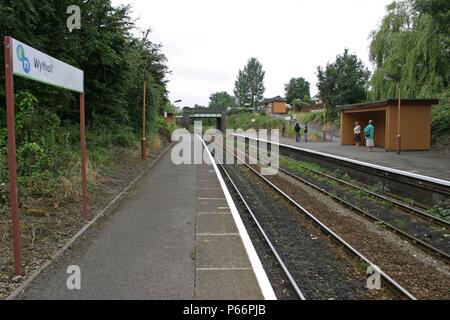 Vista generale delle piattaforme a Wythall stazione, Worcestershire, mostrando il digital signage e in attesa di riparo. 2007 Foto Stock