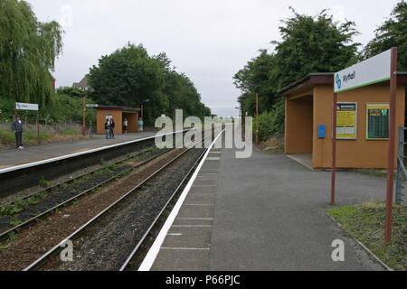 Vista generale delle piattaforme a Wythall stazione, Worcestershire, mostrando il digital signage e in attesa di riparo. 2007 Foto Stock