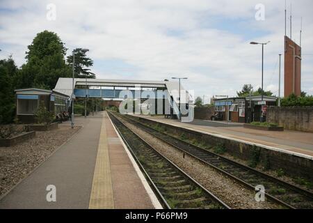 Vista generale delle piattaforme, in attesa di ricovero e passerella a Malvern Link stazione, Worcestershire. 2007 Foto Stock