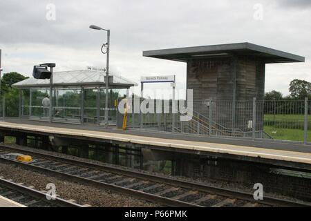 Vista generale delle piattaforme, in attesa di ricovero e illuminazione a Warwick Parkway station, Warwickshire. 2007 Foto Stock