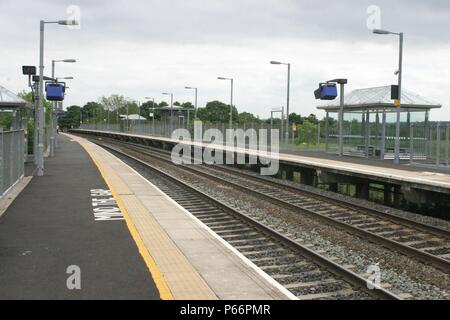 Vista generale delle piattaforme, in attesa di ricovero e illuminazione a Warwick Parkway station, Warwickshire. 2007 Foto Stock