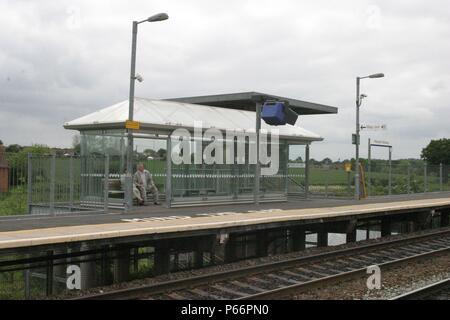 Vista generale delle piattaforme, in attesa di ricovero e illuminazione a Warwick Parkway station, Warwickshire. 2007 Foto Stock