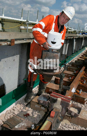 Il caricamento della pentola prima di saldatura thermit durante la via di rinnovamento, Peterborough. Maggio 2005 Foto Stock