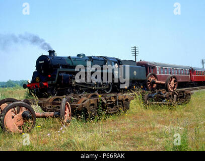 Nene Valley Railway, 73050 Città di Peterborough arriva al mulino Yarwell con la 11:40 ex Orton semplice. 08.07.1984. Foto Stock