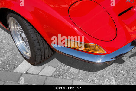 Vista in dettaglio, dall'angolo anteriore destro di un automobile sportiva rossa con la piegatura fari, indicatori,. paraurti e una parte della ruota anteriore, Germania Foto Stock