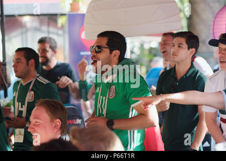 San Pietroburgo, Russia - 27 Giugno 2018: gli appassionati di calcio guardando la Coppa del Mondo FIFA Russia 2018 corrispondono in un pub. San Pietroburgo ospita 7 partite di FIFA WOR Foto Stock