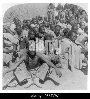 Decapitato sparsi sul terreno, dopo l'esecuzione di prigionieri detenuti nella prigione di Canton, Cina. Da Benjamin West Kilburn, 1827-1909, fotografo c1901. Foto Stock