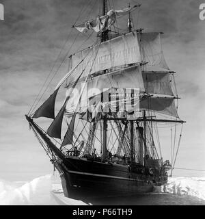 Il 1910 Terra Nova Expedition. La Terra Nova Expedition, ufficialmente il British Antarctic Expedition, è stato guidato da Robert Falcon Scott con l'obiettivo di essere il primo a raggiungere il geografico di polo sud. Scott e quattro compagni raggiunto il polo del 17 gennaio 1912, dove hanno trovato che un norvegese del team guidato da Roald Amundsen aveva preceduto da 33 giorni. Scott's intero partito morì durante il viaggio di ritorno dal polo; alcuni dei loro corpi, perni di banco e le fotografie sono state scoperte da una parte di ricerca di otto mesi più tardi Foto Stock