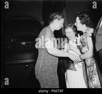 Helen Keller 1880-1968, con Eleanor Roosevelt 1936. Helen Adams Keller; autore americano, attivista politico, e docente. Lei è stato il primo dei non udenti, persona cieca per guadagnare un Bachelor del grado di arti. La storia di come Keller maestra, Anne Sullivan, rotto attraverso l'isolamento imposto da una quasi totale mancanza di lingua, permettendo la ragazza di sbocciare come ha imparato a comunicare, è divenuto largamente noto attraverso il drammatico di raffigurazioni del gioco e del film The Miracle Worker. Il suo compleanno il 27 giugno viene commemorato come Giornata Helen Keller negli Stati Uniti Foto Stock