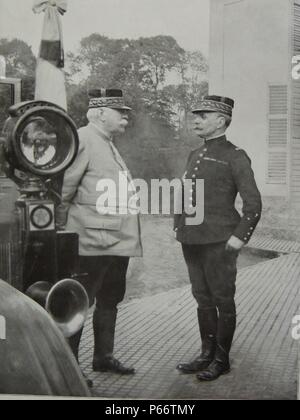 Generali francesi Joffre (sinistra) e Foch (a destra) incontrano prima della battaglia delle Fiandre. Novembre1914 Foto Stock