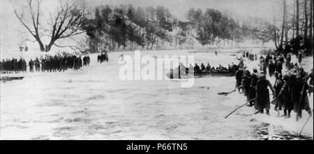 La prima guerra mondiale i soldati tedeschi attraversare un fiume durante la prima battaglia del Lago Masurian. Questa è stata una grande offensiva tedesca in fronte orientale durante le prime fasi della Prima Guerra Mondiale ha spinto il russo prima armata torna in tutta la sua parte anteriore, infine espulsione dalla Germania in disordine. Febbraio 1915. Foto Stock