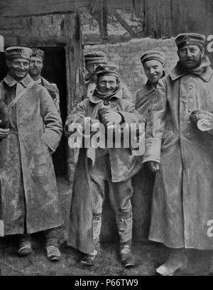 Prigionieri di guerra tedeschi prendere razioni sul fronte occidentale, durante la prima guerra mondiale, 1915 Foto Stock