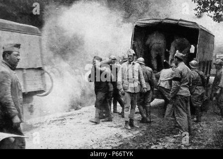 Francese divisione meccanizzata il trasferimento di munizioni sulla strada nel nord della Francia durante la prima guerra mondiale 1914 Foto Stock