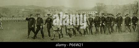 Militare di West Point Academy, 1917. Generale Joffre (Esercito francese chief recensioni di nuovi laureati dell'accademia come egli visiti la usa per contrassegnare la voce degli Stati Uniti nella prima guerra mondiale. 1917 Foto Stock