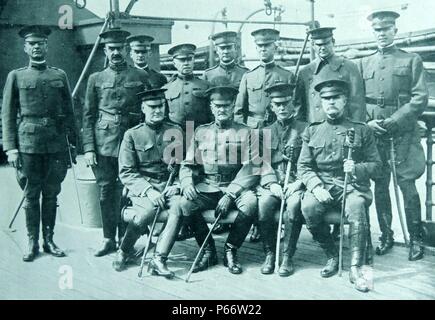 John Joseph Pershing (Settembre 13, 1860 - Luglio 15, 1948), che ha guidato la American Expeditionary forze nella guerra mondiale I. Uscire per l'Europa a bordo USA nave da trasporto Invicta. 1917 Foto Stock