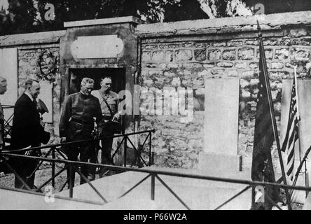 John Joseph Pershing (Settembre 13, 1860 - Luglio 15, 1948), che ha guidato la American Expeditionary forze nella guerra mondiale I, visita la tomba del generale Lafayette a Parigi 1917 Foto Stock