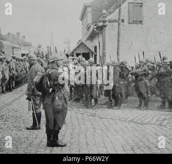 Le truppe francesi alleviare le forze belga ad un villaggio nelle Fiandre, durante la Prima Guerra Mondiale. 1917 Foto Stock