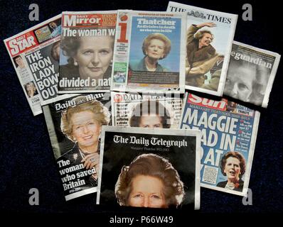 Selezione della pagina anteriore storie dai giornali britannici, segnando la morte della signora Margaret Thatcher, primo ministro britannico 1979-1990. Aprile 2013 Foto Stock