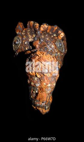 Scavo di Oseberg età Viking Ship scoperto in un grande tumulo a Oseberg agriturismo vicino a Tønsberg nella contea di Vestfold, Norvegia iniziata nel 1903. La nave di Oseberg datati dal 834 D.C. fu tirato a terra e usato come una nave di sepoltura per i due onorevoli. Il sito contiene anche numerosi riccamente decorato oggetti in legno. Il motivo caratteristico dello stile è bestie di presa. La bestia presa motif è ciò che distingue chiaramente i primi Viking arte dagli stili che lo hanno preceduto. Foto Stock