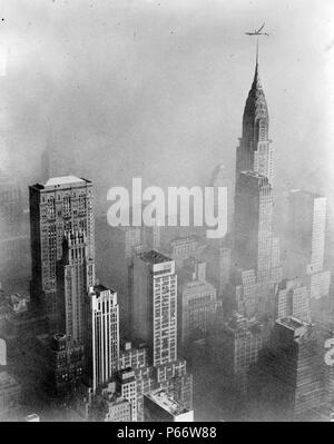 Lo smog oscura la vista del Chrysler Building da Empire State Building di New York City Foto Stock