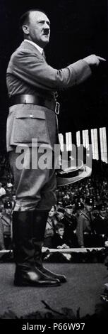 Adolf Hitler 1889-1945. gli indirizzi un rally 19356. Uomo politico tedesco e il leader del partito nazista. Egli era il cancelliere della Germania dal 1933 al 1945 e il dittatore della Germania nazista dal 1934 al 1945. Foto Stock