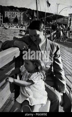 Adolf Hitler in un giorno al litorale, accompagnato da Helga figlia del Dr Josef Goebbels Foto Stock