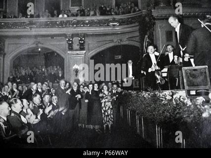 Adolf Hitler 1889-1945. Uomo politico tedesco saluta Gustav Heinrich Ernst Martin Wilhelm Furtwängler (25 gennaio 1886 - 30 novembre 1954) era un tedesco direttore e compositore Foto Stock