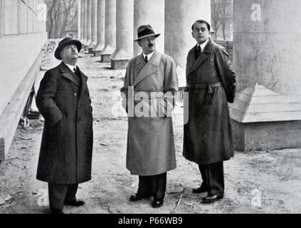 Adolf Hitler 1889-1945. Uomo politico tedesco con i suoi architetti professor Gallo e Albert Speer di Berlino 1937 Foto Stock