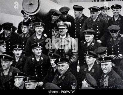Hitler con marinai della marina 1935. Foto Stock