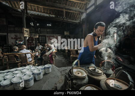 Città Pengzhen, Chengdu, Cina,24 luglio 2015.(FILE) Foto scattate il 24 luglio 2015 mostra le antiche città Pengzhen Teahouse situato sulla vecchia strada in PE Foto Stock