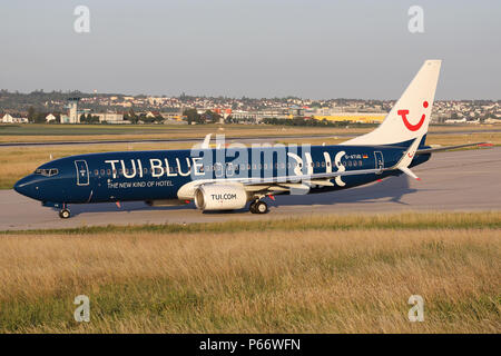 Stoccarda, Germania - Primavera 2018: un aereo all'Aeroporto di Stoccarda Foto Stock