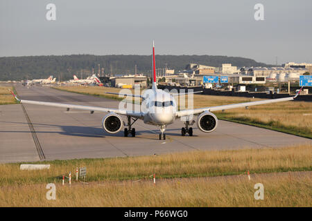 Stoccarda, Germania - Primavera 2018: un aereo all'Aeroporto di Stoccarda Foto Stock