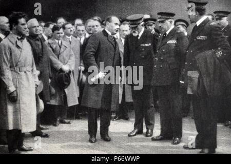 Gaeta - Aprile 1926 - Prima di partire per Tripoli Mussolini volle riunire il R. Il Cavour tutt i segretari federale di P.N.F. per dire loro che il futuro dell Italia e del mare. (Il Duce ha un piccolo bendaggio sul suo naso era avvolta nella recente 'attacco Gibson). Foto Stock