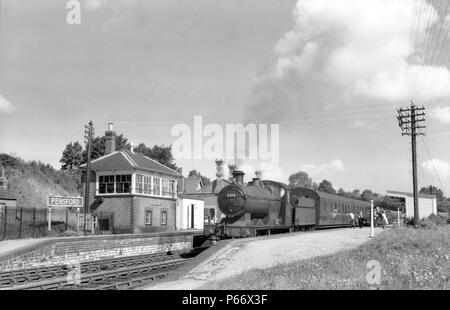 Un Collett 251 classe 0-6-0 sorge in a Pensford, Great Western station con il 10.20 Bristol a Frome treno via radstock il 22 agosto 1957. Il motore Foto Stock