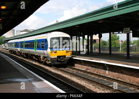 Un grande Western Classe di collegamento 165 turbo diesel arriva a Didcot Parkway con un treno per Londra Paddington. Agosto 2004 Foto Stock