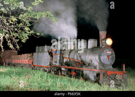 Una notte di treno merci lascia Santa Fe in Argentina del manometro misuratore di Belgrano Railway dietro un 8a classe bruciare olio2-6-2 Prairie costruito dalla Societe Suisse Foto Stock