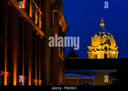 La cupola di Iglesia de San Pedro Claver (San Pedro Claver Chiesa) è visto illuminata durante il crepuscolo a Cartagena, Colombia. Foto Stock