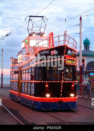 Luminarie di Blackpool sono famosi in tutto il mondo. Ogni anno, dei tram e dei galleggianti sono decorate con luci elettriche e sono esibiti su e giù per il lungomare di Foto Stock