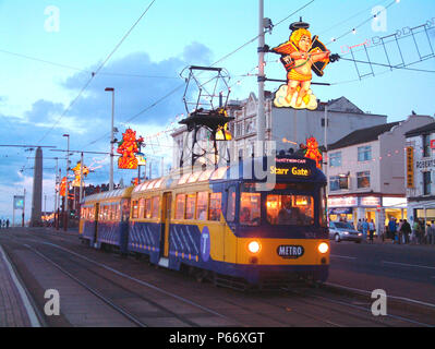 Luminarie di Blackpool sono famosi in tutto il mondo. Ogni anno, dei tram e dei galleggianti sono decorate con luci elettriche e sono esibiti su e giù per il lungomare di Foto Stock