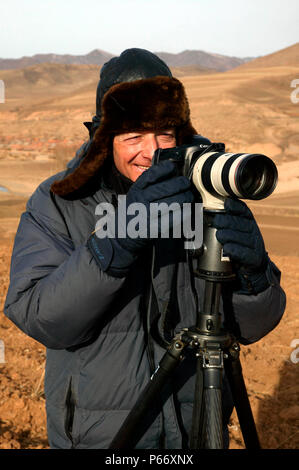 Colin Garratt sulla ubicazione vicino Xiakengzi sul leggentario Jing Peng passano nella Mongolia Interna, marzo 2004. Foto Stock