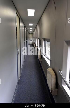 Corridoio di un soft sleeper class carrello su un CRH 2 classe Electric Multiple Unit che viaggiano tra Wenzhou e Fuzhou in Ningbo - Wenzhou - Fuzh Foto Stock