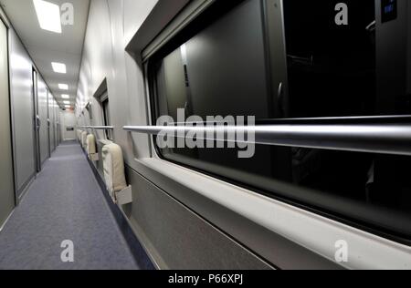 Corridoio di un soft sleeper class carrello su un CRH 2 classe Electric Multiple Unit che viaggiano tra Wenzhou e Fuzhou in Ningbo - Wenzhou - Fuzh Foto Stock
