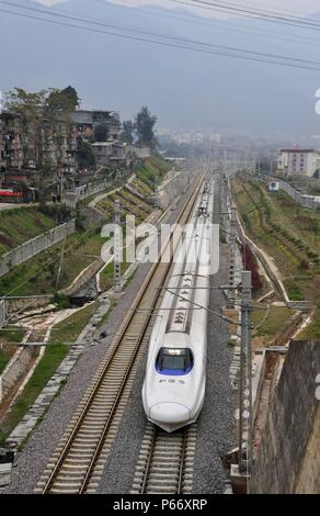 CRH 2 classe Electric Multiple Unit si avvicina a Fuzhou stazione attraverso la sua periferia nordoccidentale in Ningbo - Wenzhou - Fuzhou linea ad alta velocità, Cina Foto Stock