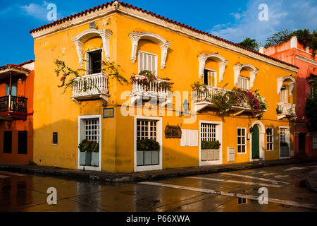 Una spagnola casa coloniale, decorato con fiori, si vede riflessa sul marciapiede nella città murata di Cartagena, Colombia. Foto Stock