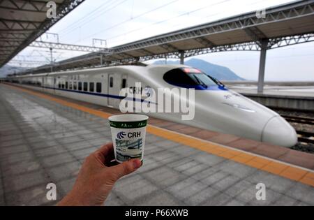 CRH 2 classe Electric Multiple Unit, con CRH tazza da caffè, a Yandangshan stazione ferroviaria sulla Ningbo - Wenzhou - Fuzhou linea ad alta velocità, Cina. Xvii Foto Stock