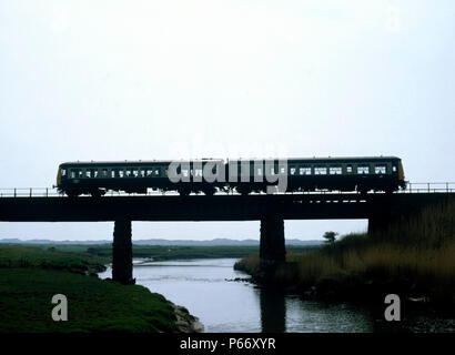 Drigg, Cumbria. Silhouette di 13.47 ex Whitehaven per Barrow attraversando il fiume Irt. 25.4.87 Foto Stock