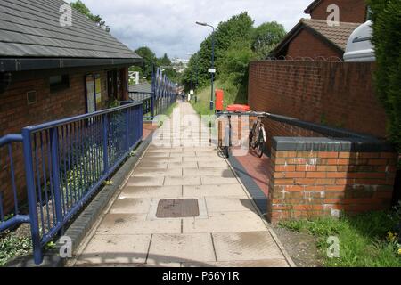 Ingresso alla stazione di halifax hx6 2np, West Midlands, mostrando il parcheggio per le bici facility. 2007 Foto Stock