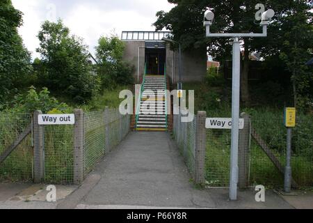 Uscita pedonale da piattaforme a stazione Stechford, West Midlands, che mostra le telecamere di sicurezza e help point 2007 Foto Stock